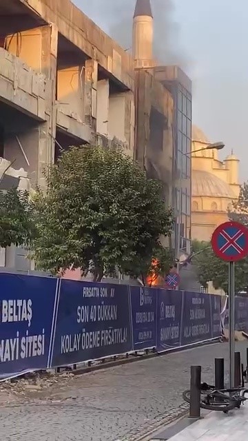 D&uuml;zce&rsquo;de yıkım &ccedil;alışması s&uuml;ren belediye binasında yangın
