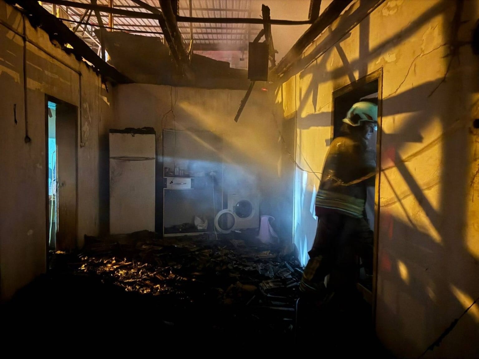 Yangın bir evi k&uuml;le &ccedil;evirdi
