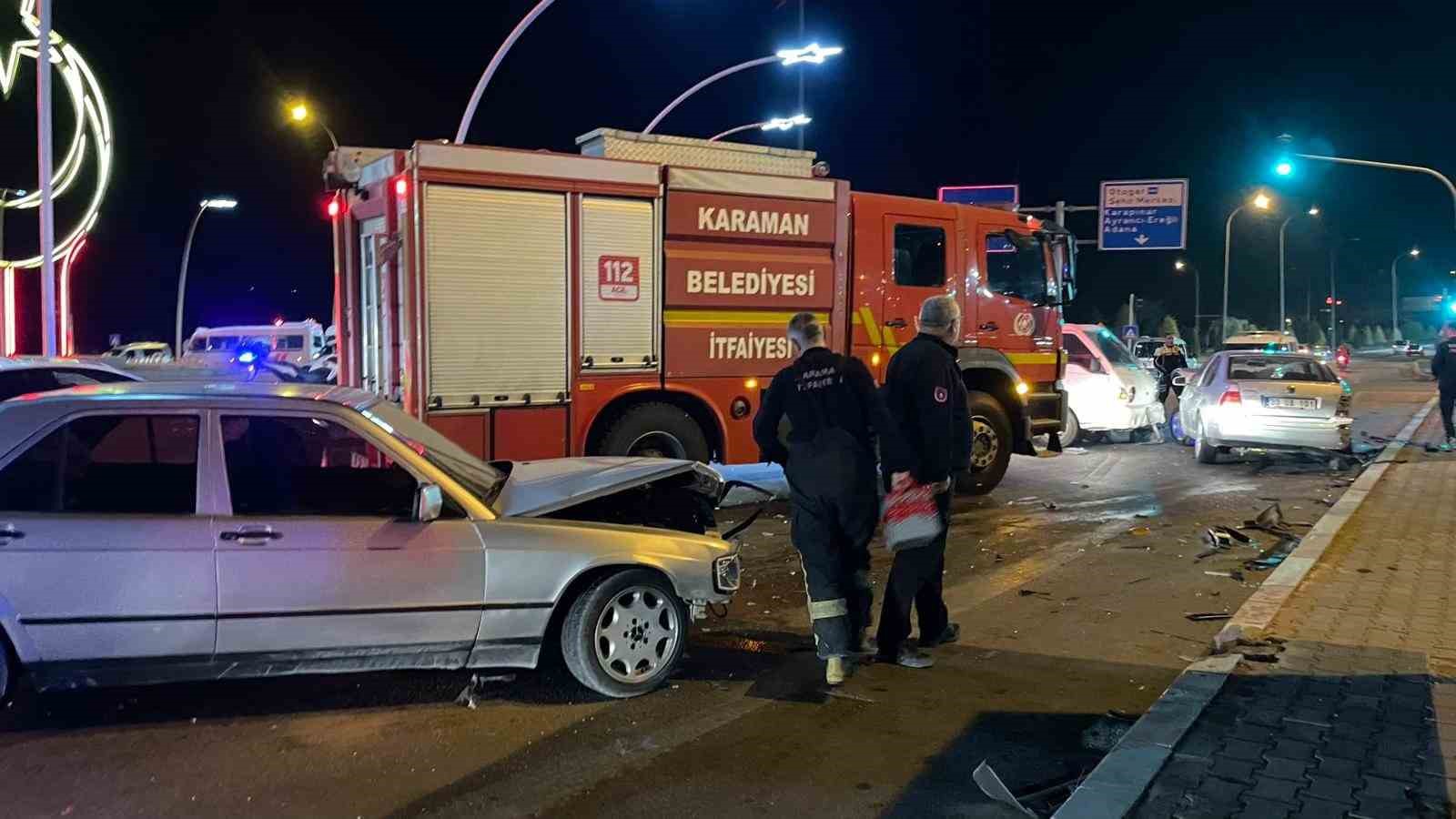 Karaman&rsquo;da &uuml;&ccedil; ara&ccedil; kavşakta &ccedil;arpıştı: 1 yaralı
