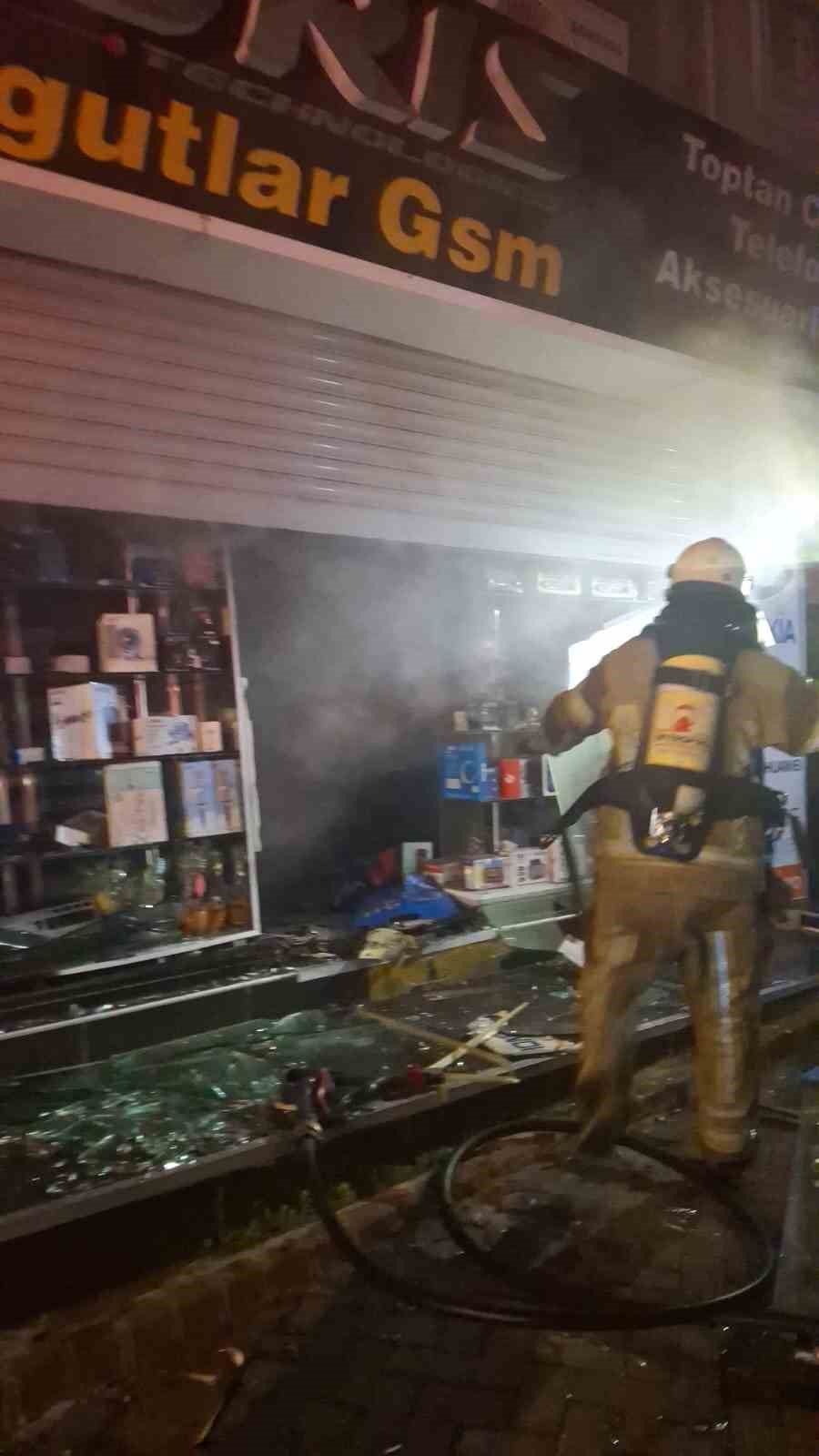 İzmir’de cep telefonu aksesuar mağazasında yangın