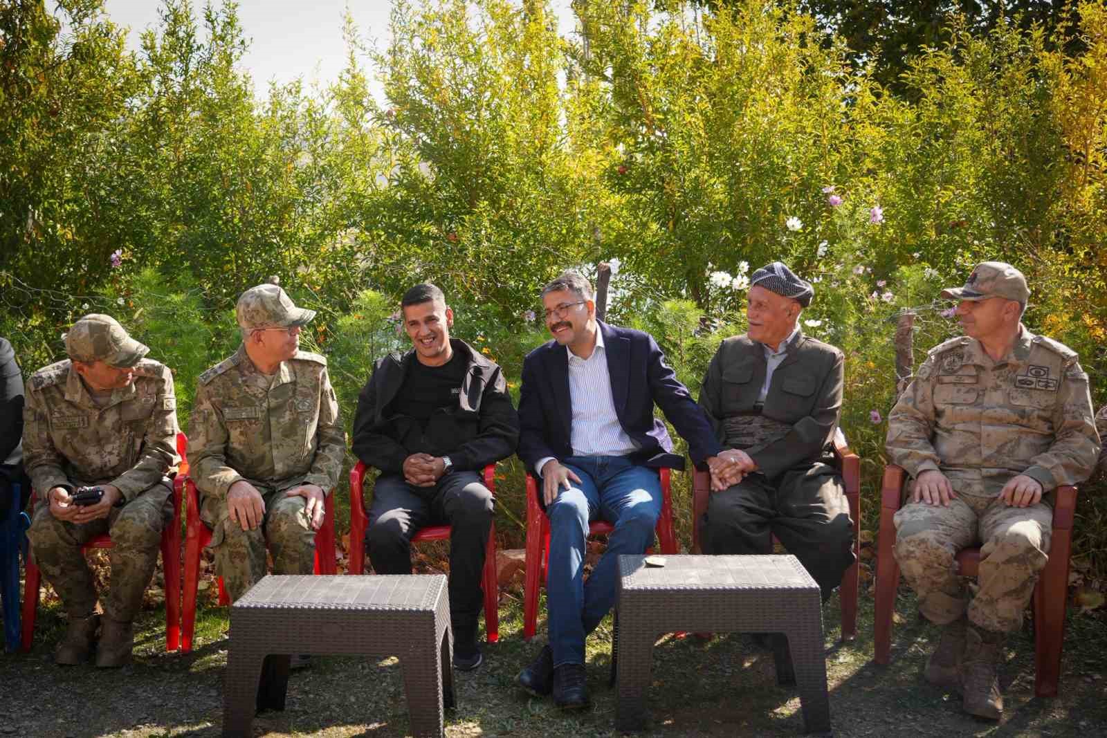 2. Ordu Komutanı Korgeneral Topaloğlu gaziyi köyünde ziyaret etti
