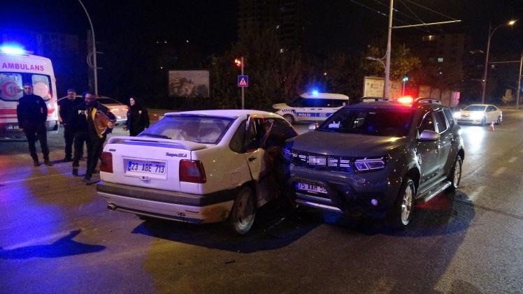 Kazaya karışan s&uuml;r&uuml;c&uuml; aracı bırakıp ka&ccedil;tı: 3 yaralı
