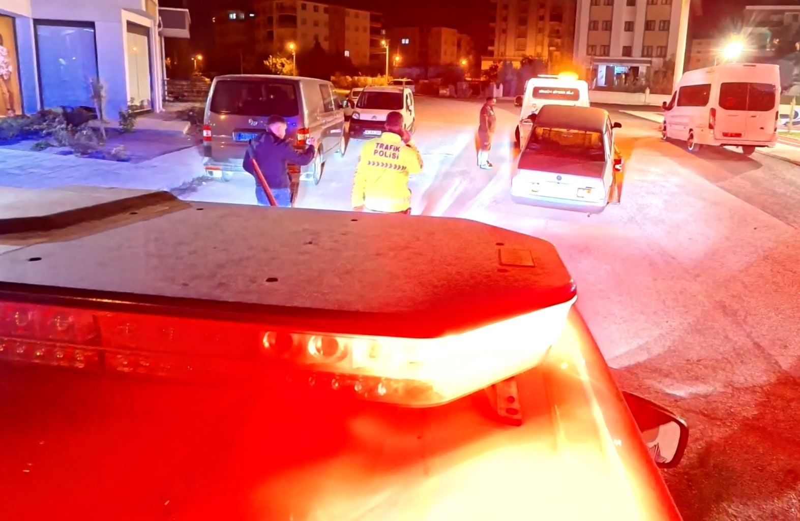 &Ouml;nce ara&ccedil;la, sonra yaya olarak ka&ccedil;tı: S&uuml;r&uuml;c&uuml;s&uuml;n&uuml;n kayıplara karıştığı aracın plakasına 54 bin 879 lira ceza yazıldı
