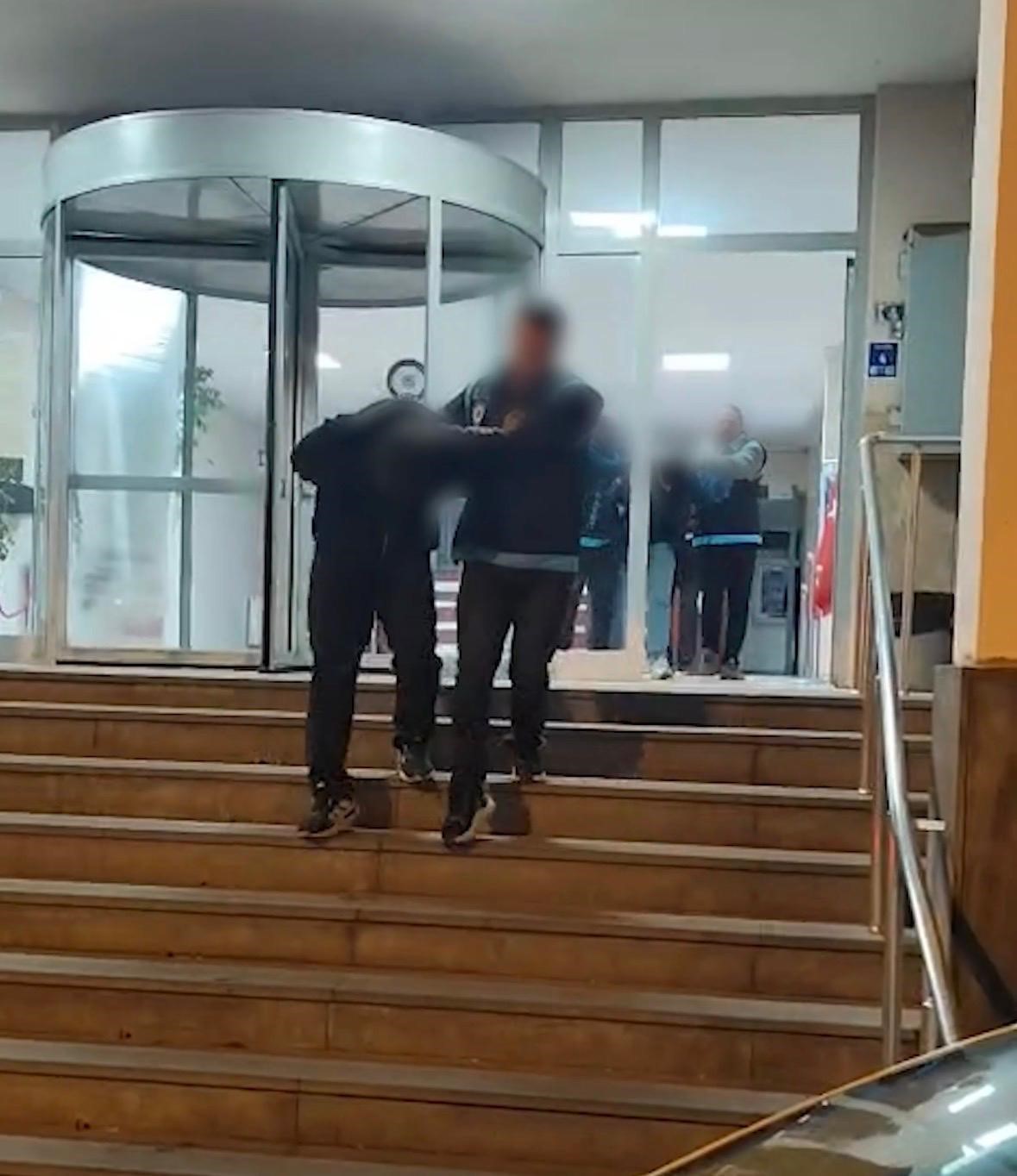 Kız meselesinden &ccedil;ıkan cinayette 5 ş&uuml;phelinin 3&rsquo;&uuml; tutuklandı
