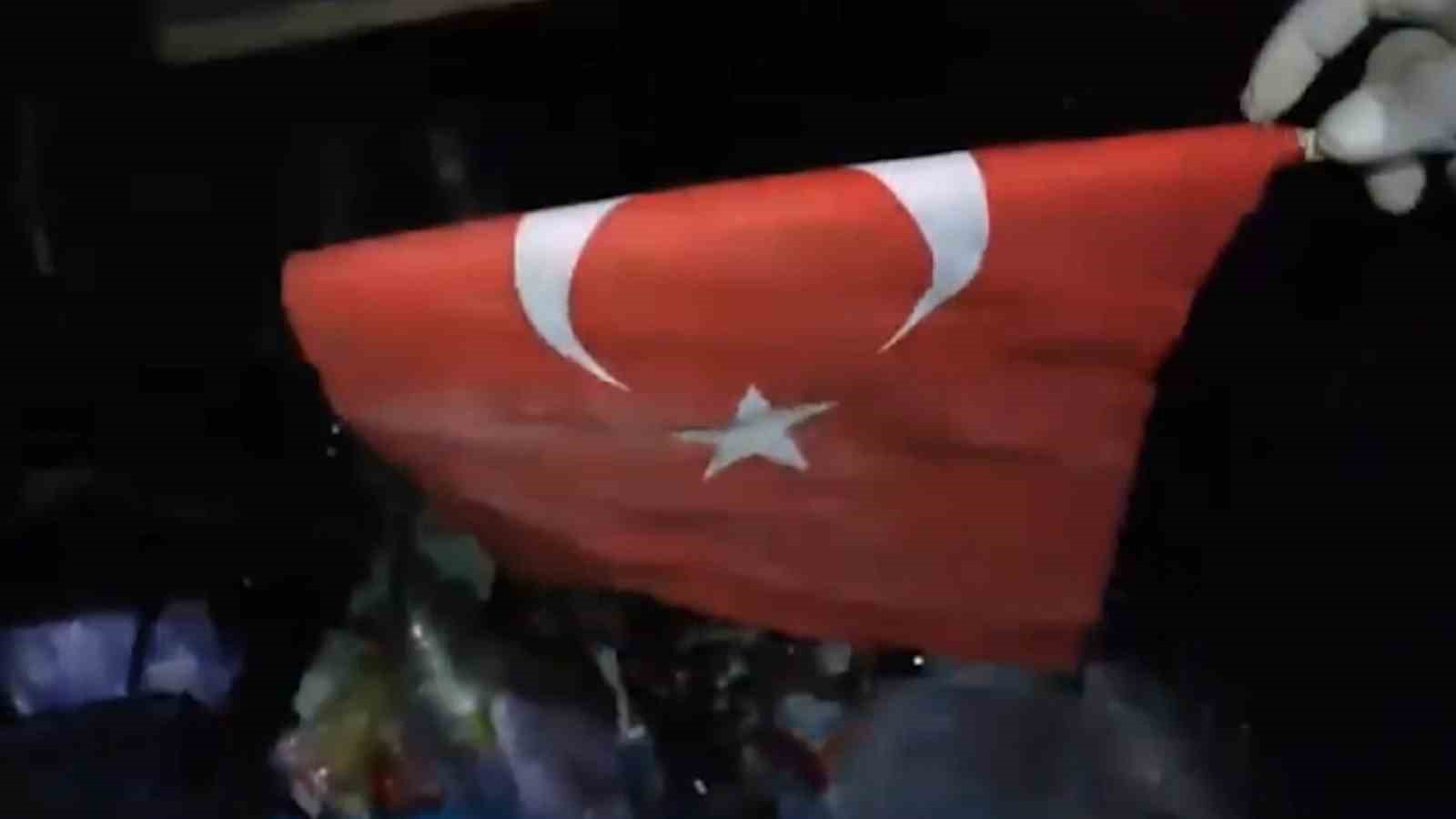 &Ccedil;&ouml;p karıştırırken bulduğu bayrağı bakın ne yaptı
