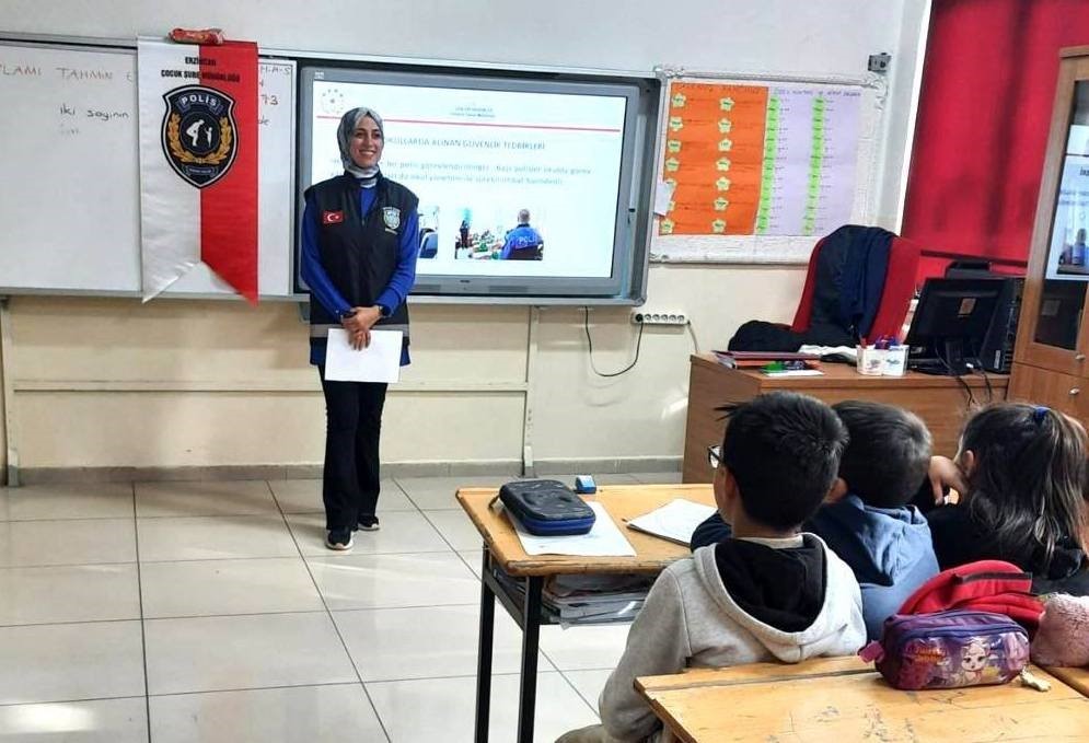 Erzincan’da çocuk polisi öğrencileri bilgilendirdi
