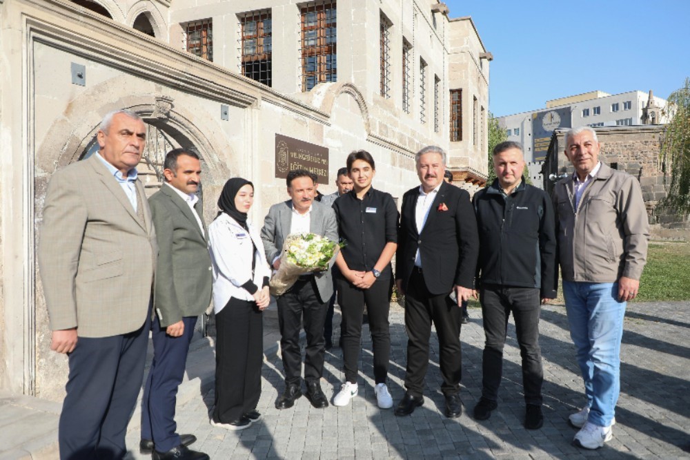 Vali &Ccedil;i&ccedil;ek; Mektep Melikgazi&rsquo;de &ouml;ğrencilerle tecr&uuml;belerini paylaştı
