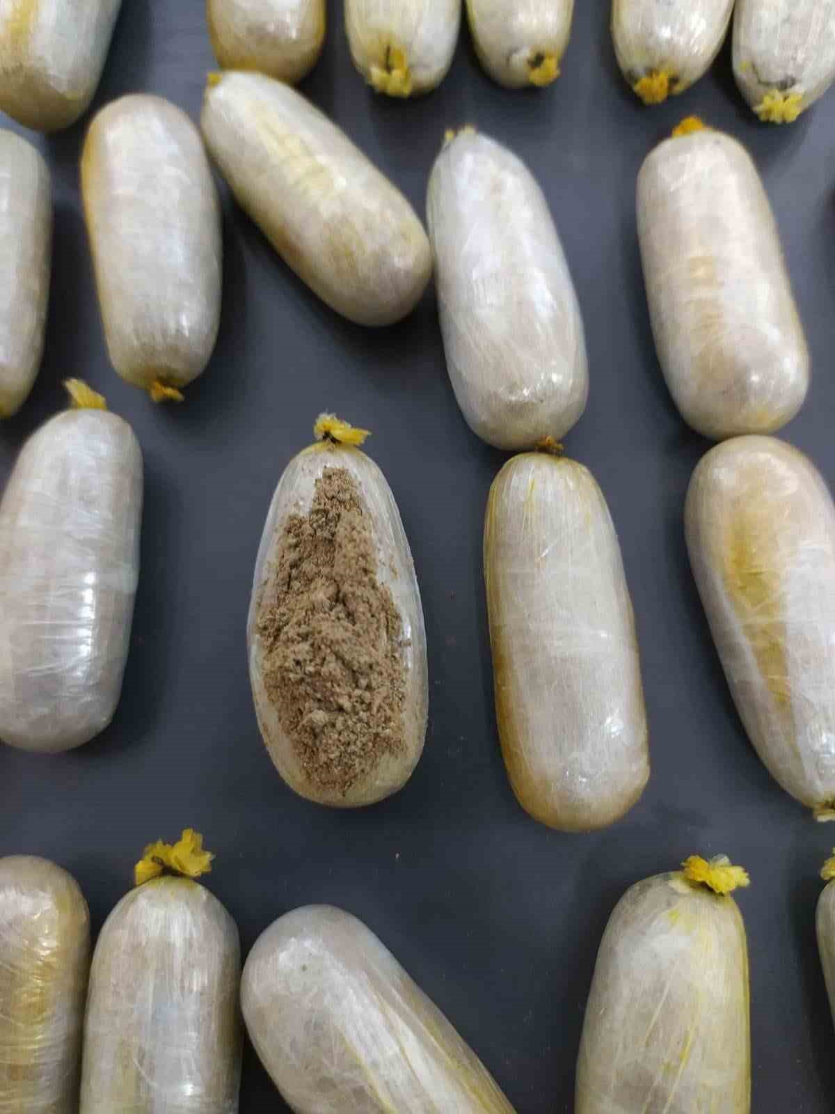 Uşak’ta midelerinde eroin taşıyan iki şüpheli tutuklandı