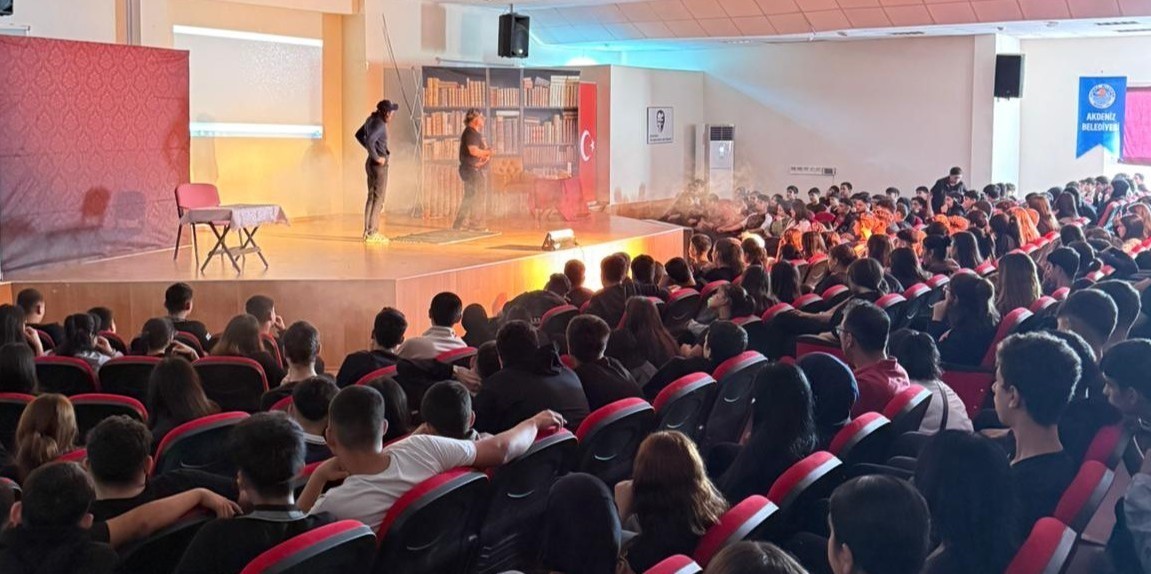 Mersin’de ’madde bağımlılığı’ konulu tiyatro büyük ilgi gördü
