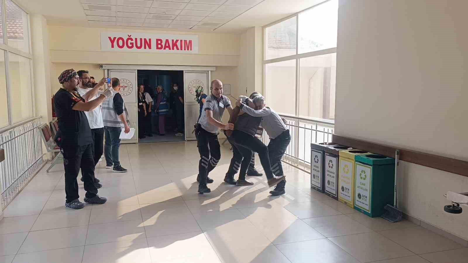 Yangın tahliyesinde hasta ve yakını rolündeki hastane çalışanlarından ’Oscar’lık performans
