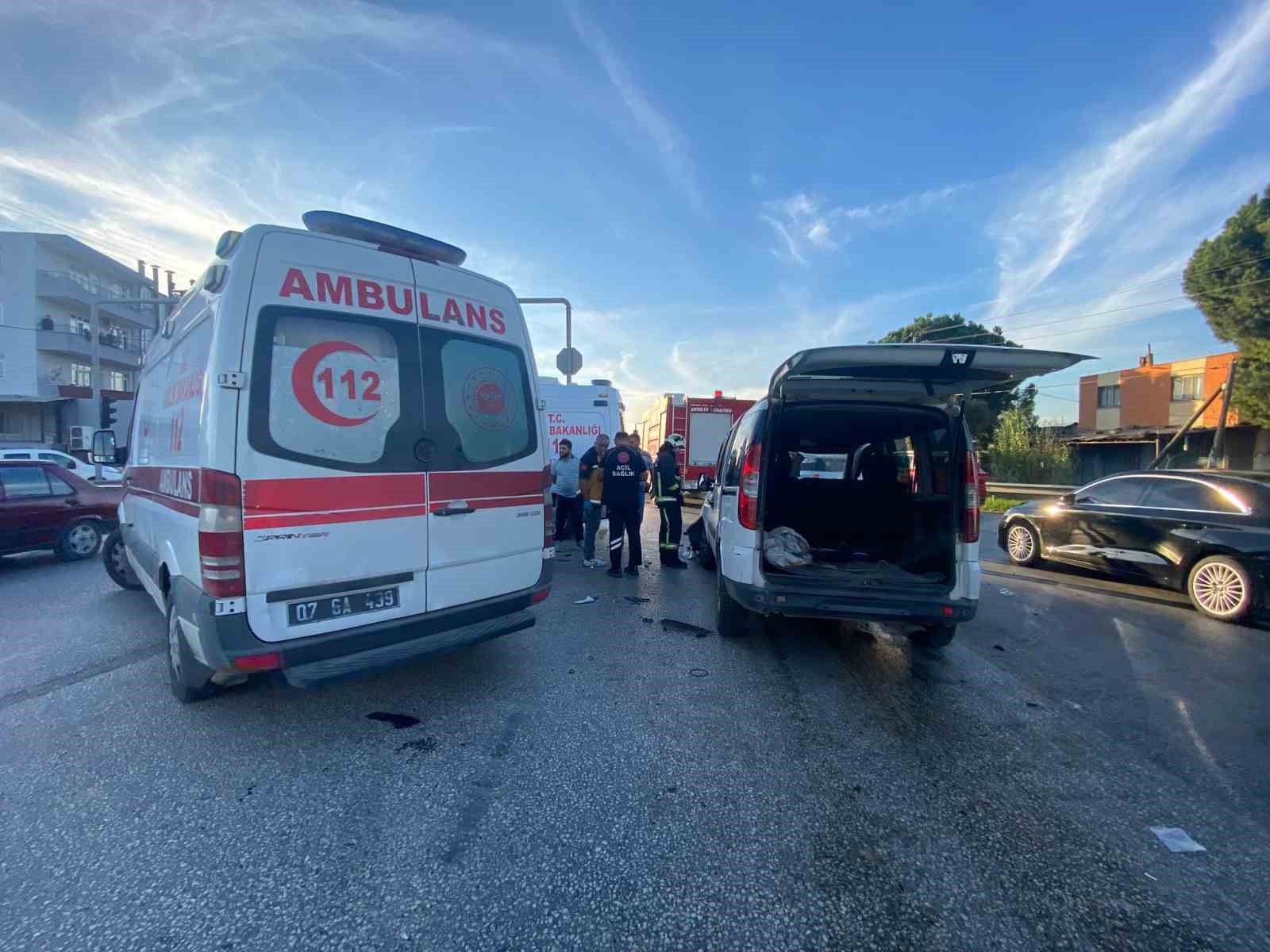 Antalya&rsquo;da kavşakta iki ara&ccedil; &ccedil;arpıştı: 4 yaralı
