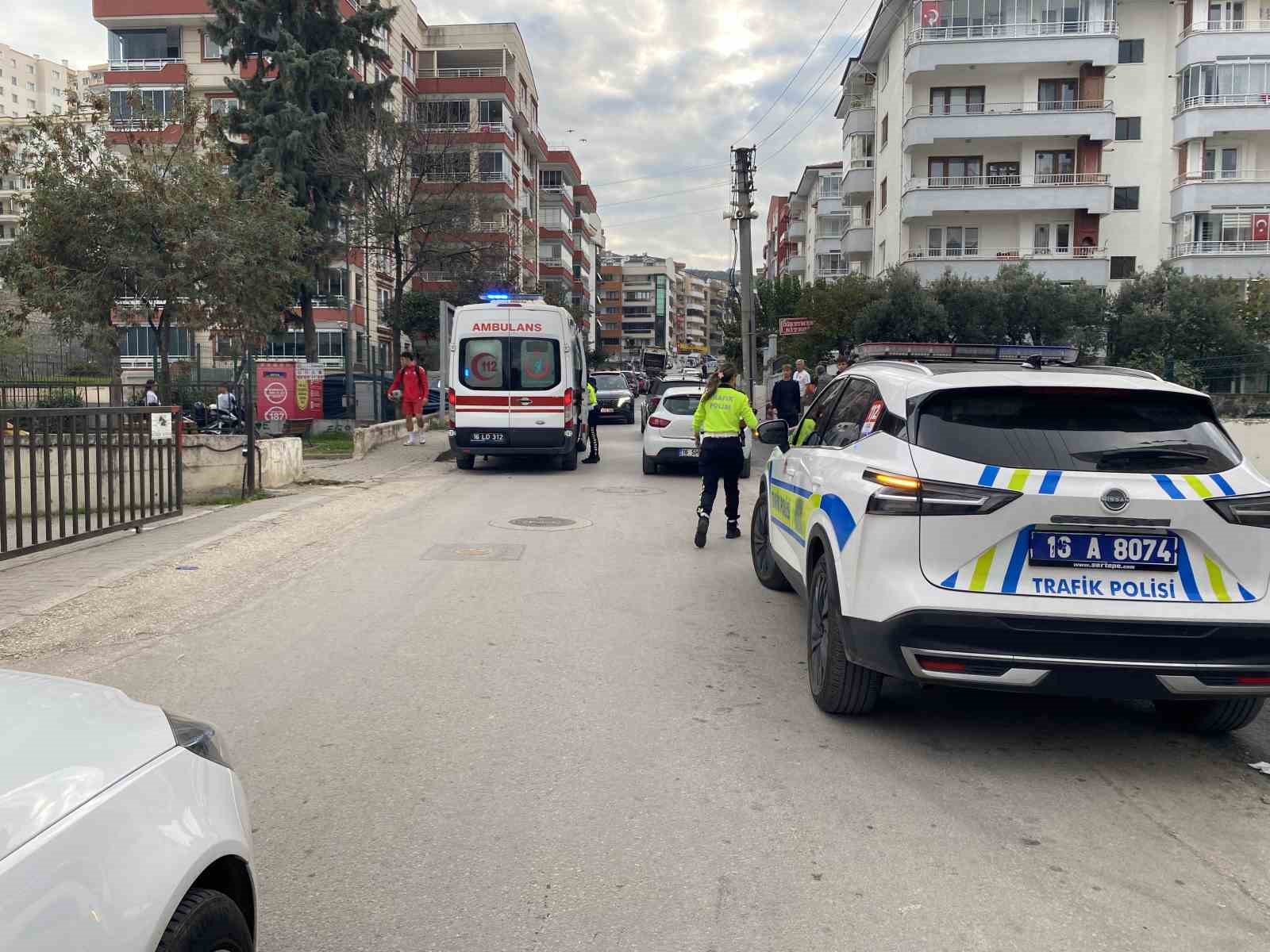 Dengesini kaybedip yola düşen adama kamyon çarptı