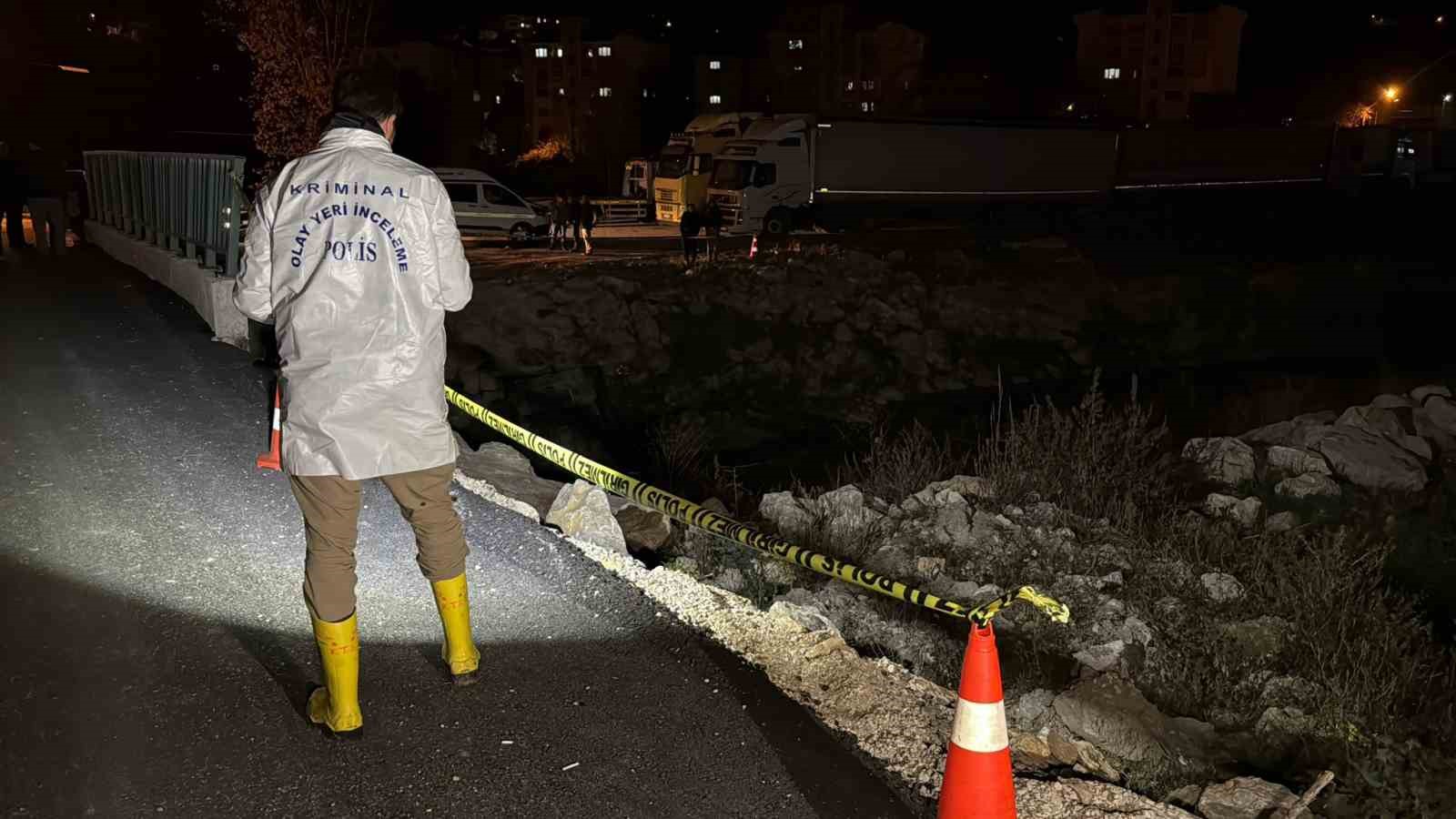 Kontrolden &ccedil;ıkan otomobil dereye u&ccedil;tu: 1 &ouml;l&uuml;, 1 yaralı
