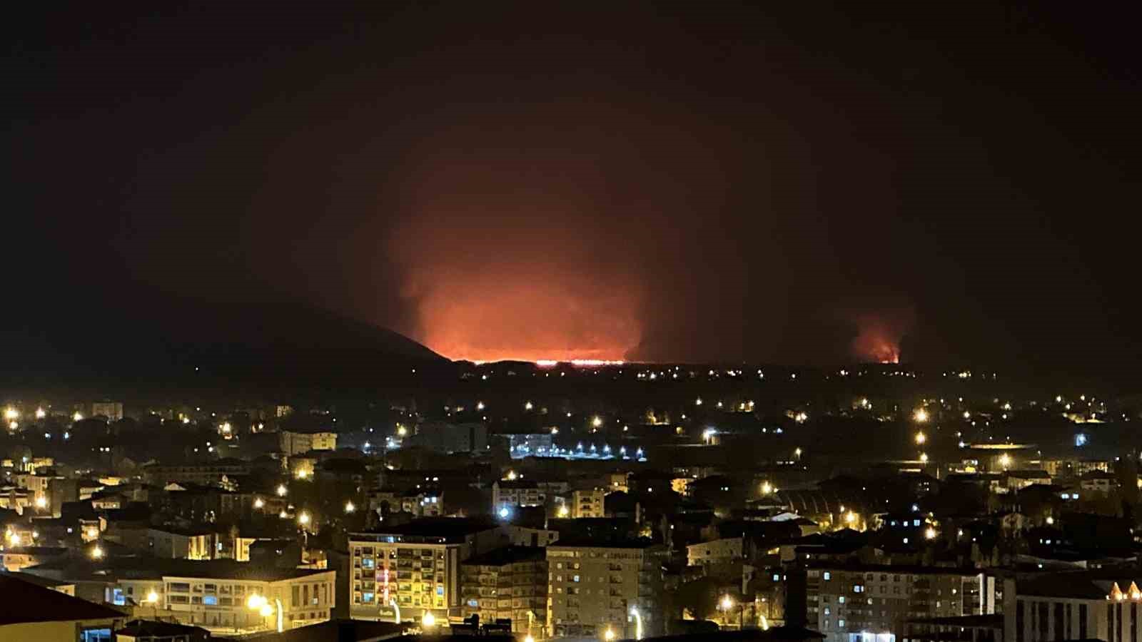 Y&uuml;ksekova&rsquo;da kuş cenneti olan Nehil Sazlığı yanıyor: Yangın t&uuml;m il&ccedil;eden g&ouml;r&uuml;ld&uuml;
