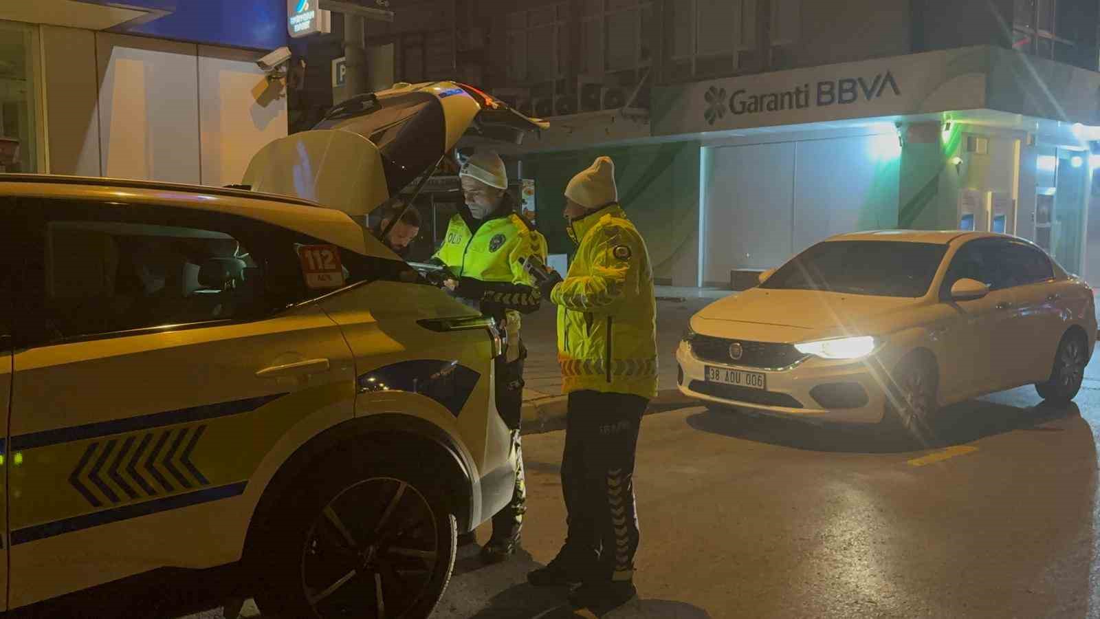 &rsquo;Dur&rsquo; ihtarına uymayan s&uuml;r&uuml;c&uuml;, 6 g&uuml;n arayla ikinci kez alkoll&uuml; yakalandı
