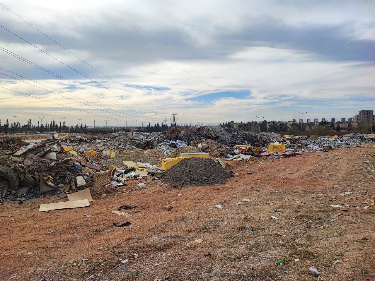 Boş arazi çöplüğe çevrildi: Atık yakılarak hem çevre hem hava kirleniyor
