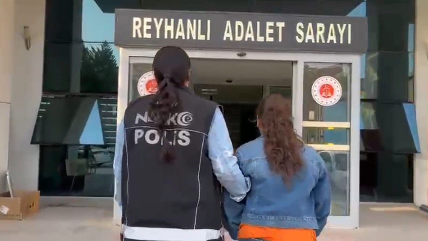 Reyhanlı’da 22 yıl hapis cezası ile aranan uyuşturucu satıcısı kadın yakalandı