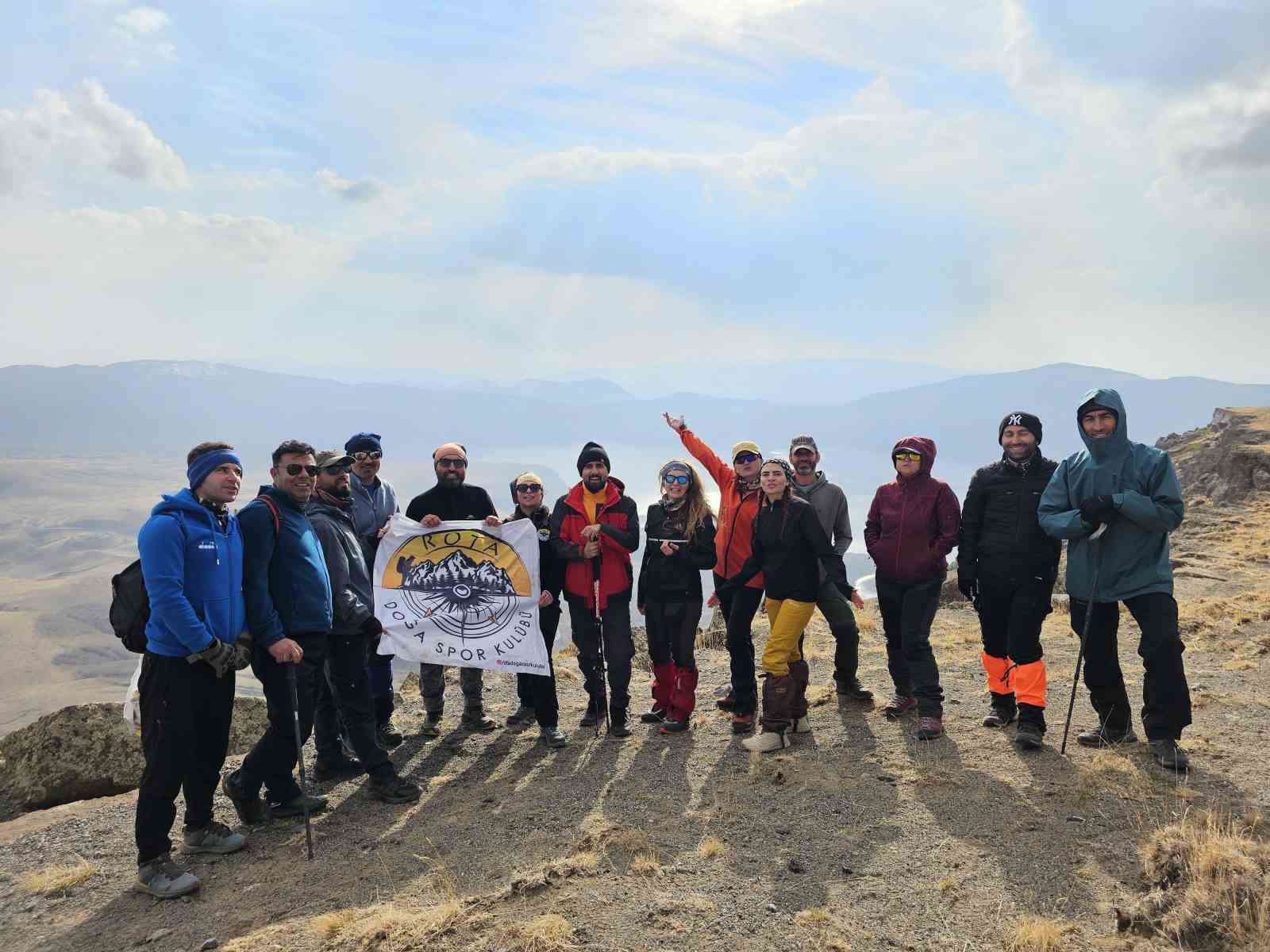 Vanlı dağcılardan Nemrut Kalderası’nda 12 saatlik zorlu yürüyüş