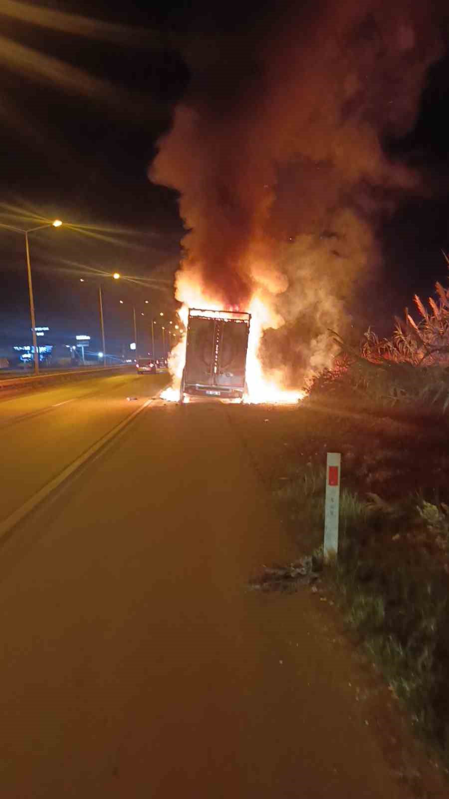 Antalya&rsquo;da elektronik eşya y&uuml;kl&uuml; nakliye aracı alev alev yandı
