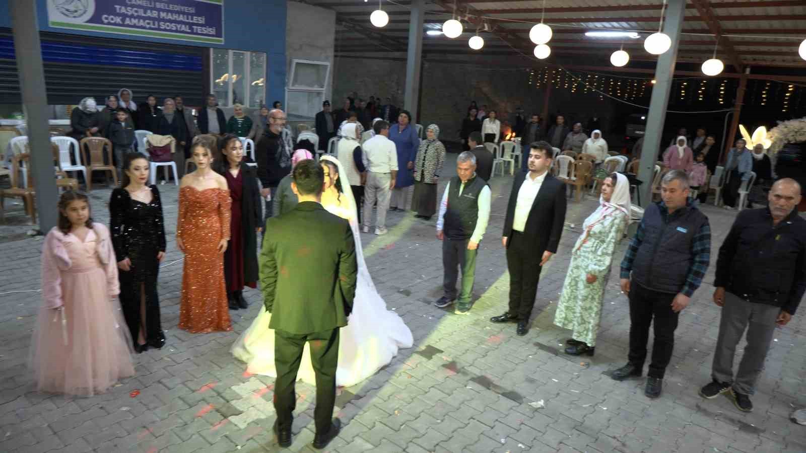 Gelin damat düğünü yarıda kesip Ata’sını andı
