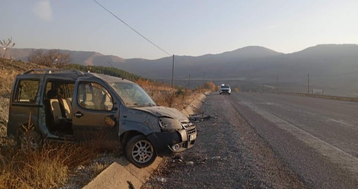 Kontrolden &ccedil;ıkan hafif ticari ara&ccedil; su tahliye kanalına &ccedil;arptı: 1 yaralı
