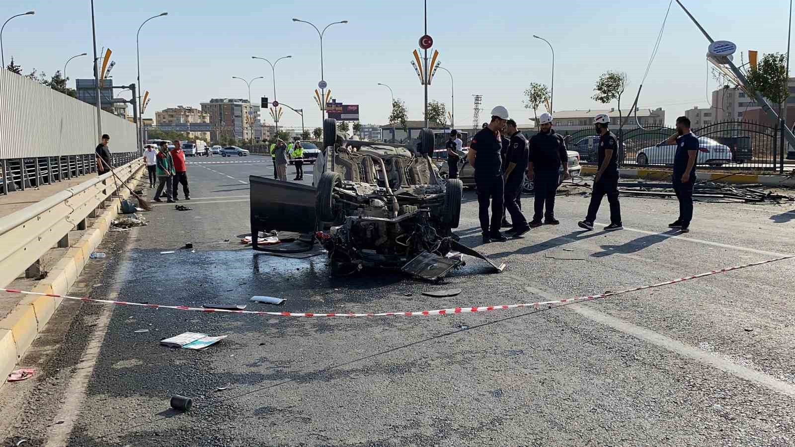 Şanlıurfa&rsquo;da zincirleme trafik kazası: 2 &ouml;l&uuml;, 3 yaralı
