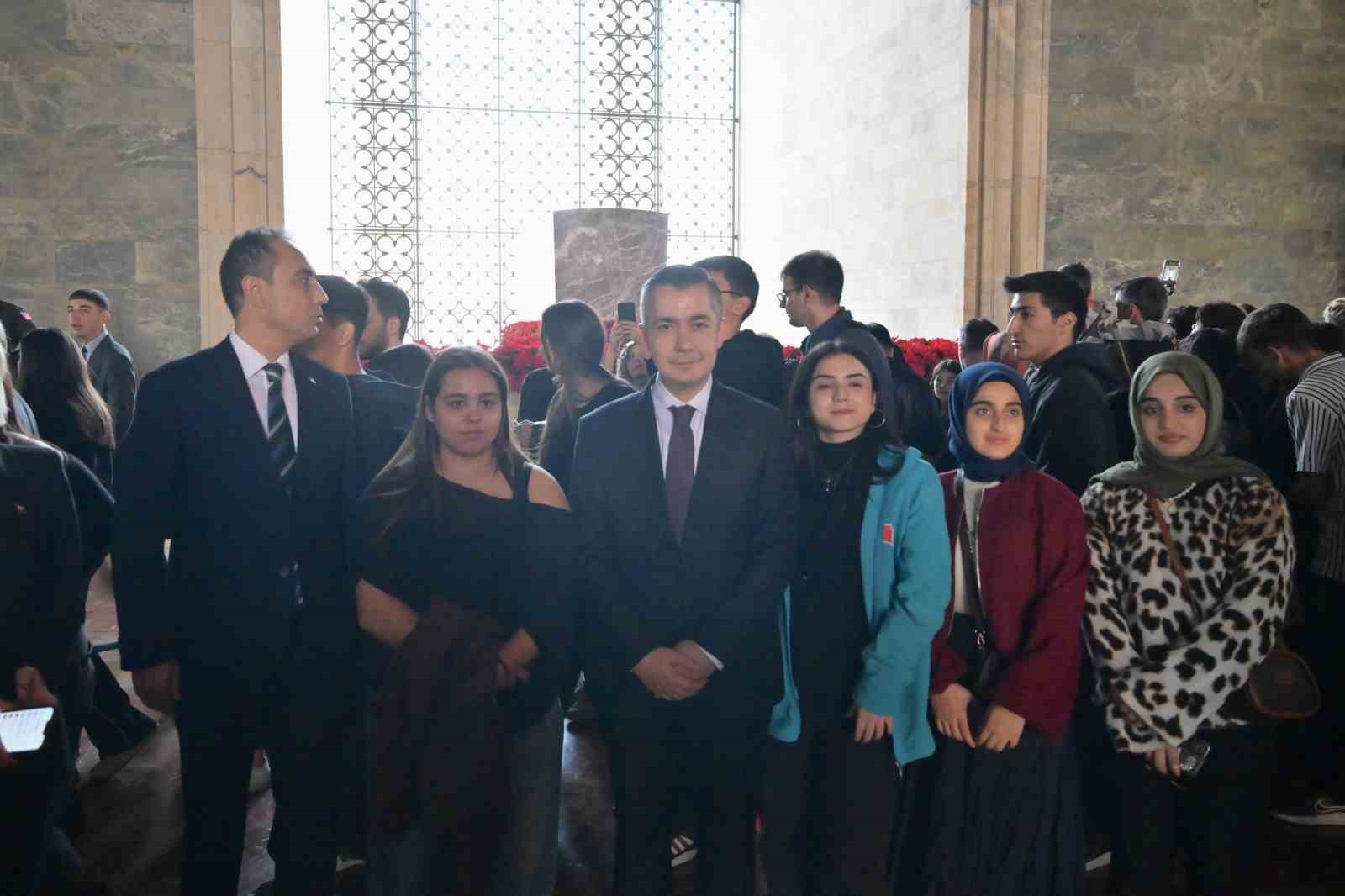 Esenyurtlu gençler Anıtkabir’i ziyaret etti
