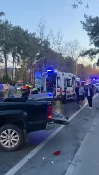 Sarıyer&rsquo;de 17 yaşındaki ehliyetsiz s&uuml;r&uuml;c&uuml; kaza yaptı: 2&rsquo;si &ccedil;ocuk 3 yaralı
