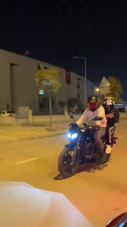 Motosikletiyle &ouml;n kaldırdı, kayarak b&ouml;yle d&uuml;şt&uuml;

