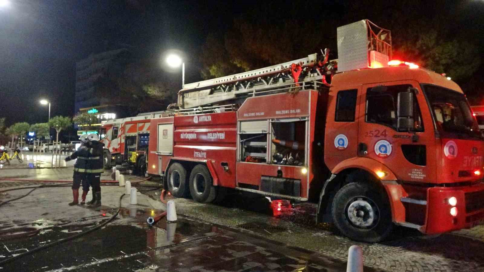 Konyaaltı Sahili&rsquo;ndeki kafe yanarak k&uuml;le d&ouml;nd&uuml;, 5 yavru k&ouml;pek telef oldu
