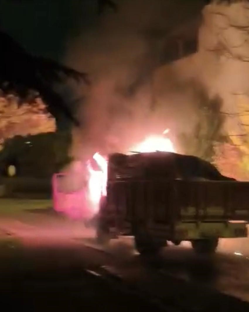 Park halinde alev alan kamyon hareket etti
