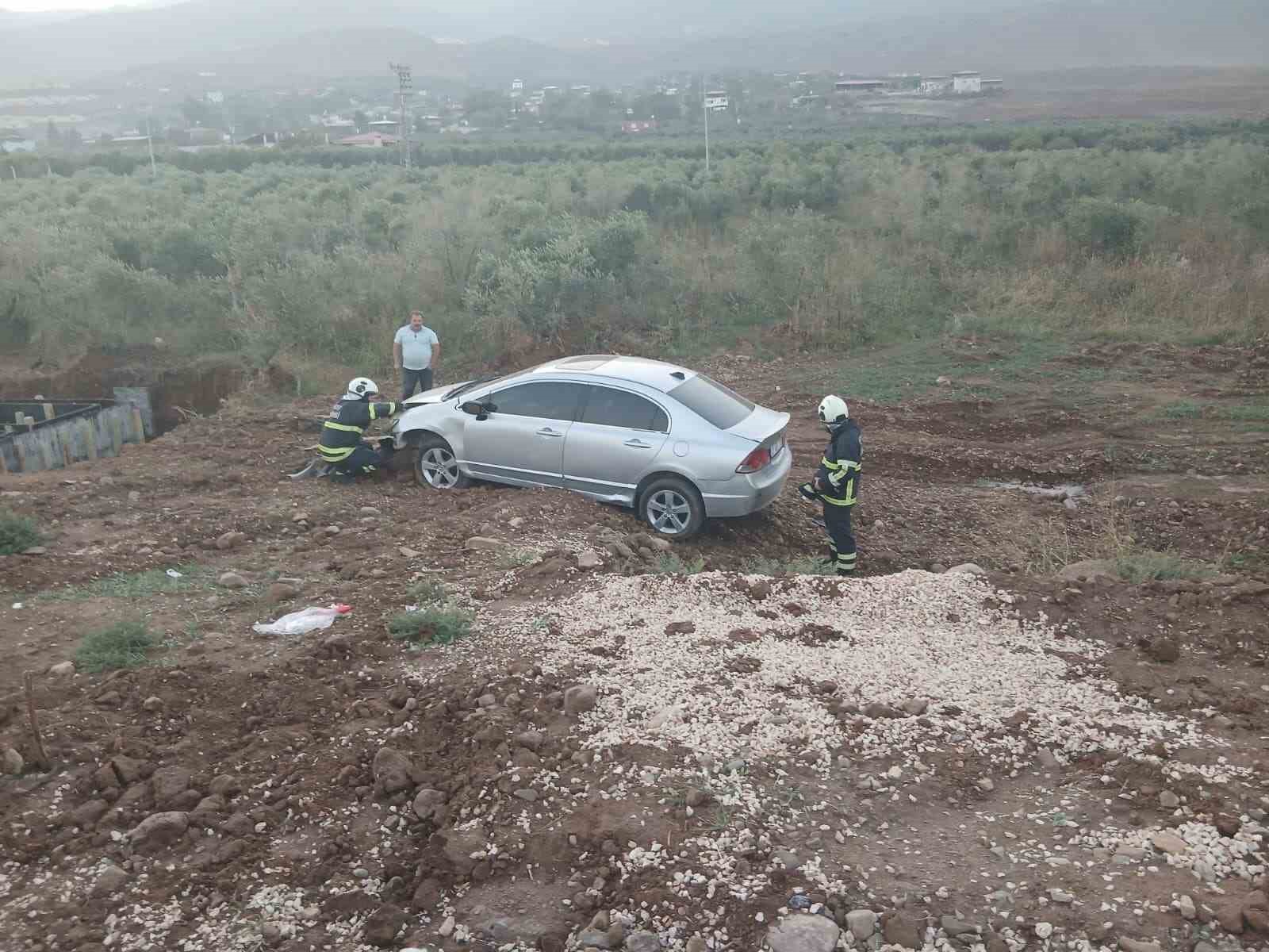 Otomobil zeytin bahçesine uçtu: 1 yaralı
