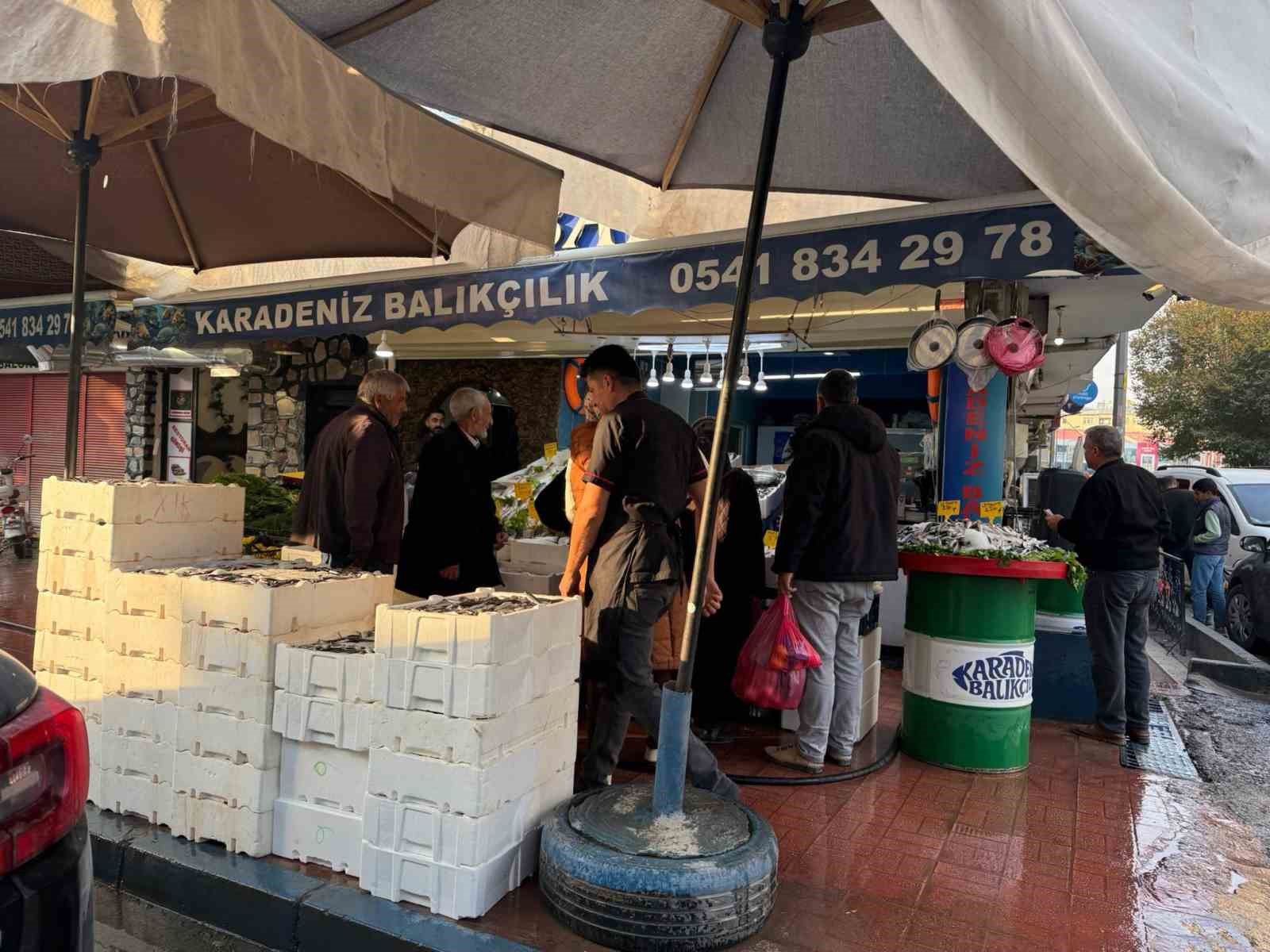 Iğdır’da 3 kilogramı 100 lira olan hamsiye vatandaşlardan yoğun ilgi

