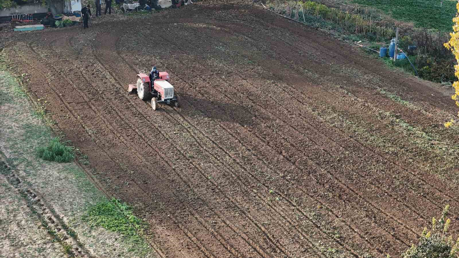 Mehmet Amca yeni y&ouml;netmeliğe g&ouml;re hazırlanıp tarlasını s&uuml;rd&uuml;
