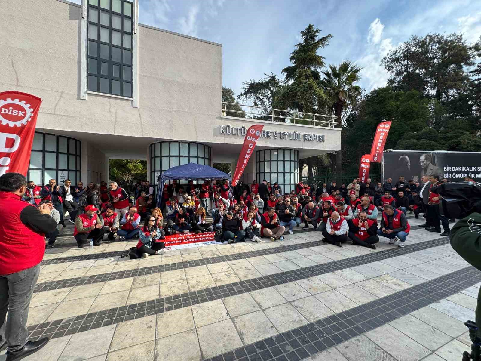 İzmir Büyükşehir önünde işçilerden oturma eylemi
