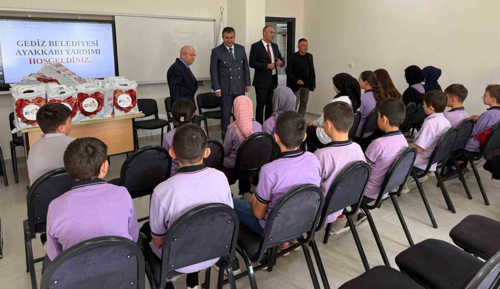 İhtiya&ccedil; sahibi &ouml;ğrencilere kışlık bot dağıtımı
