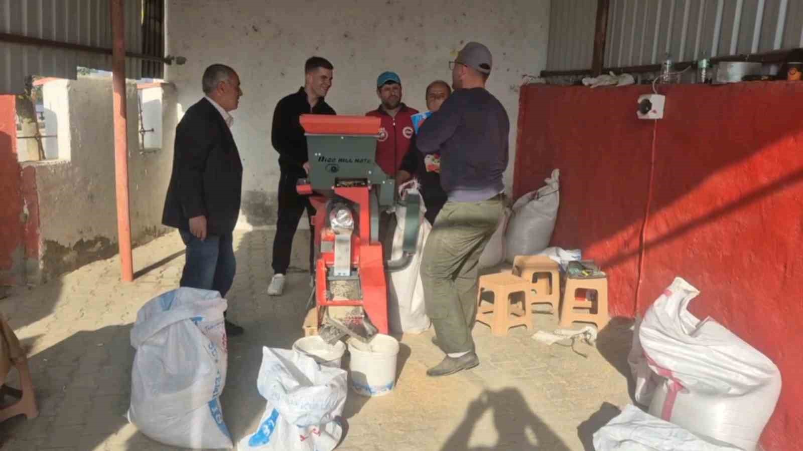 Üreticinin yüzü güldü: Ücretsiz pirinç soyma hizmeti
