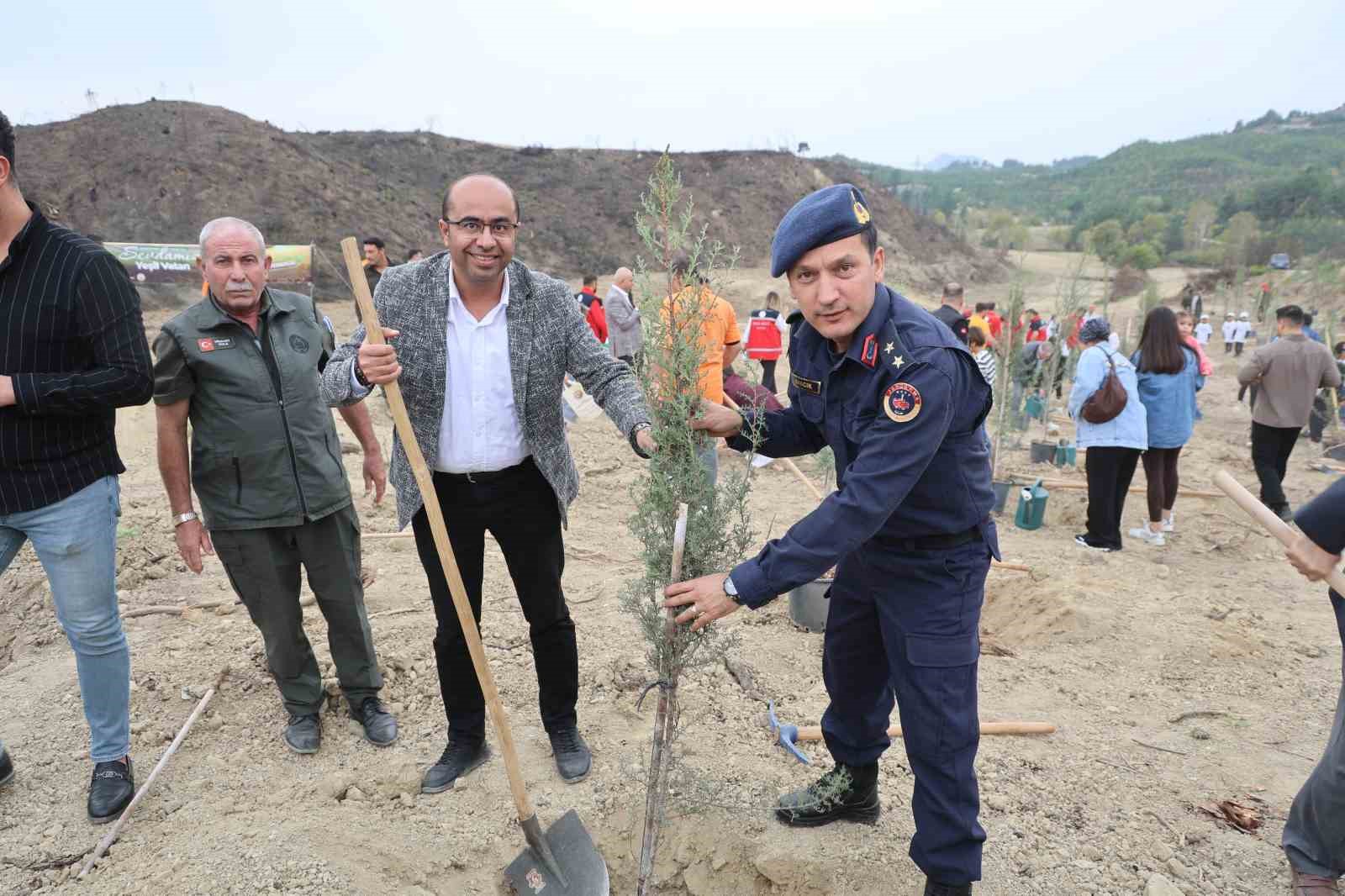 Kozan&rsquo;da yangından etkilenen alana dede-torun fidan dikti
