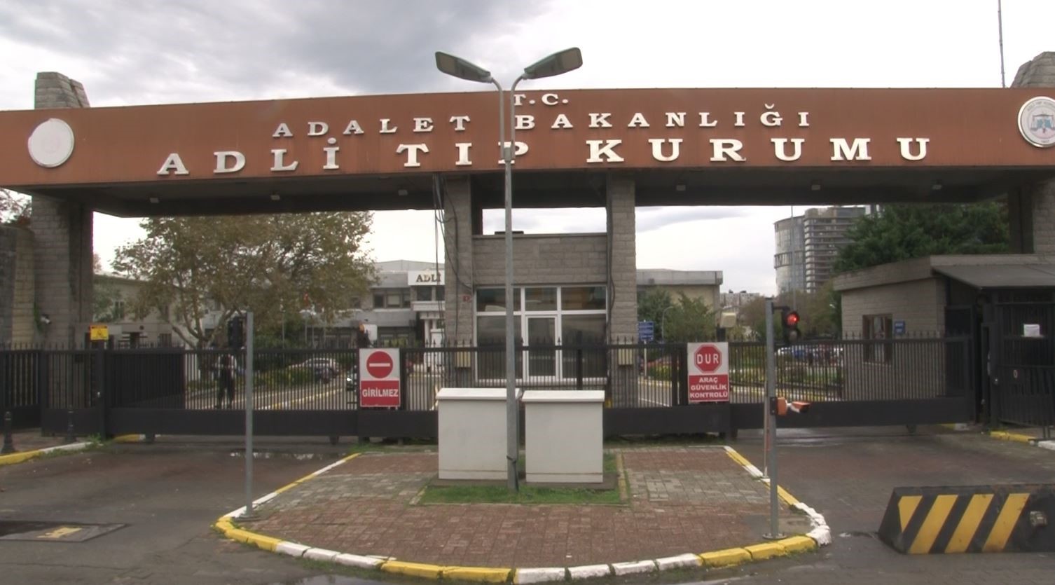 Büyükçekmece cinayetinde hayatını kaybedenlerin cenazeleri Adli Tıp Kurumundan alındı
