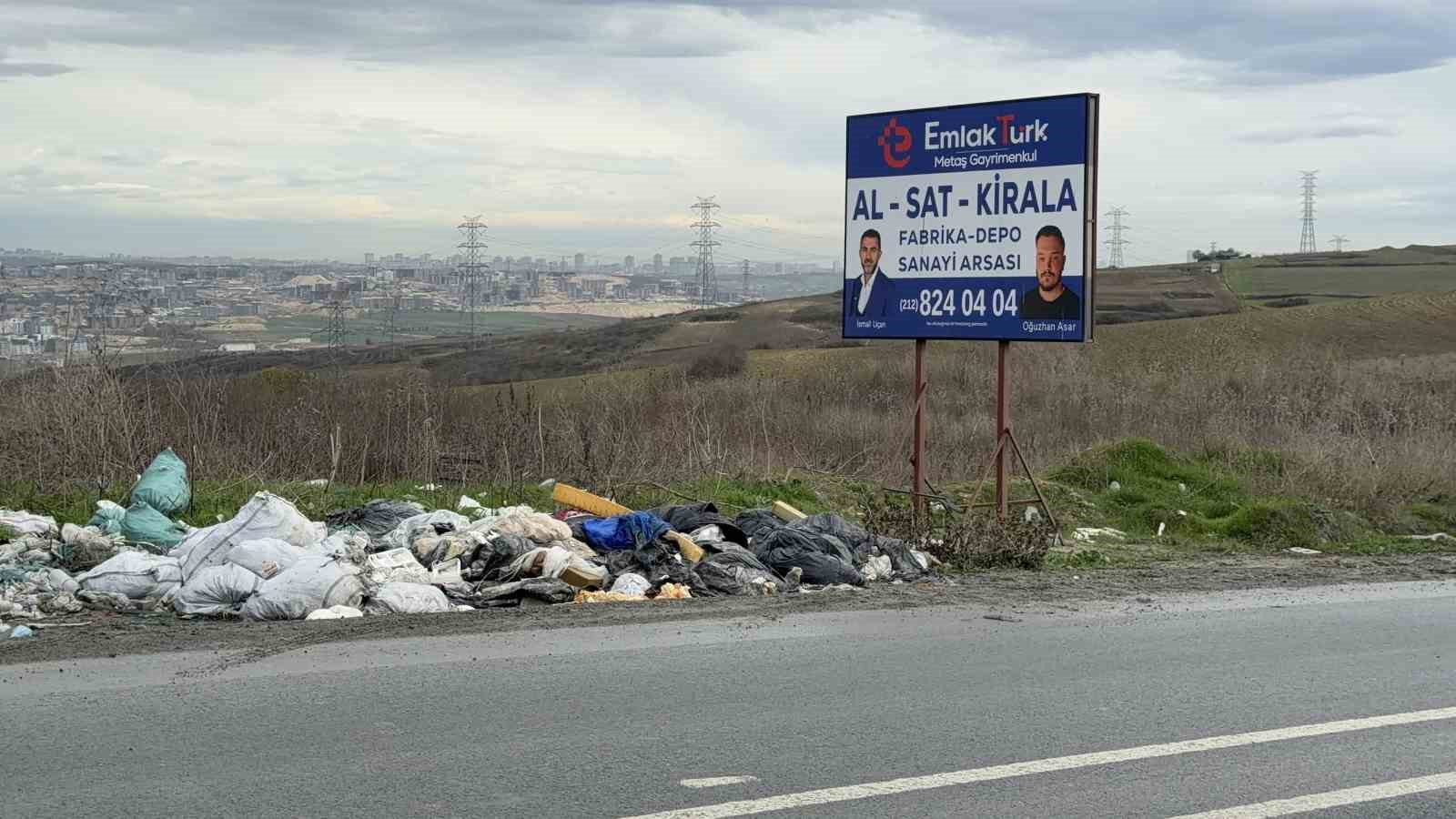 Arnavutköy’de ana cadde döküm alanına dönüştü
