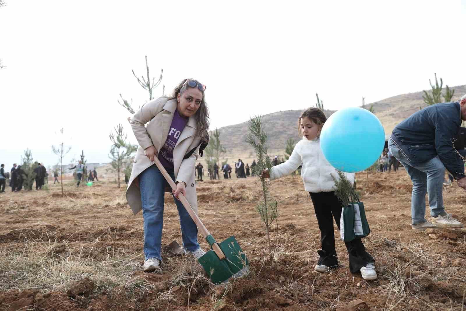 Muş&rsquo;ta 20 bin fidan toprakla buluşturuldu
