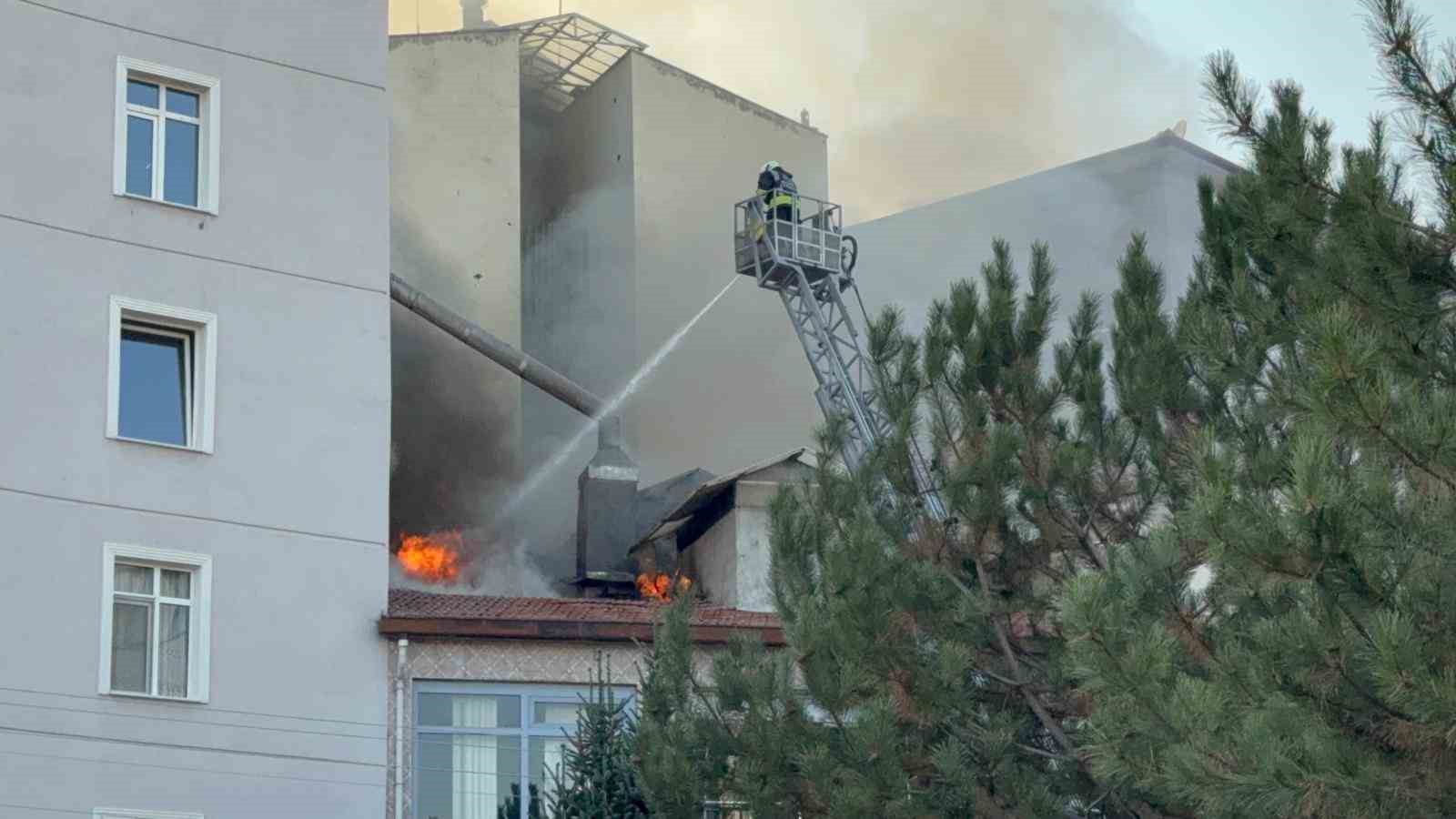 Ereğli’de iş hanının çatısında yangın paniği
