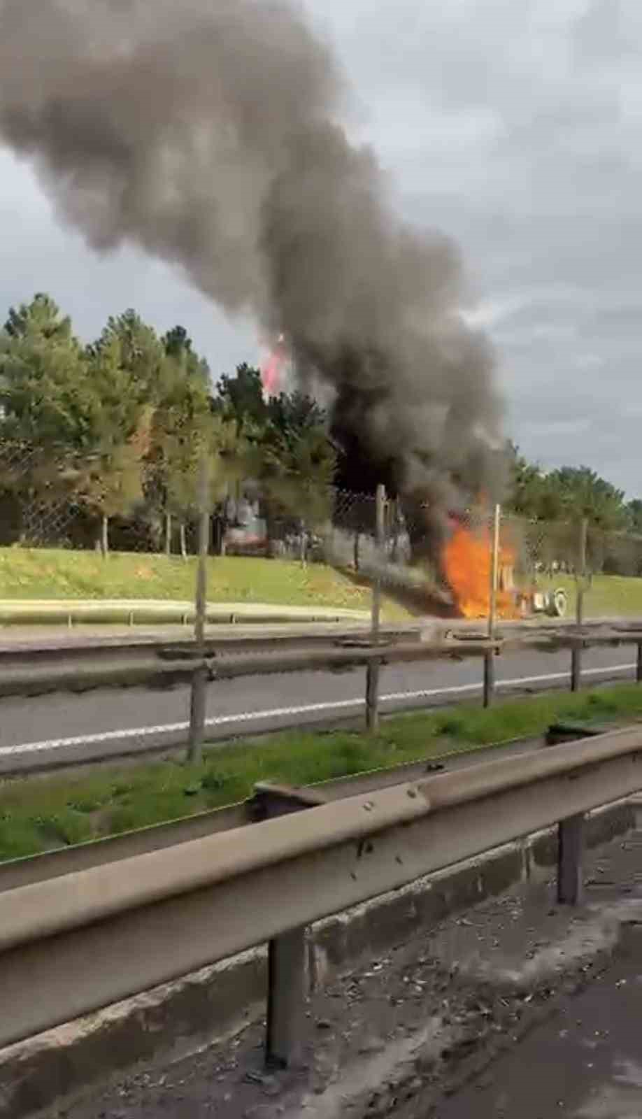 Tuzla&rsquo;da seyir halindeki tır alev alev yandı
