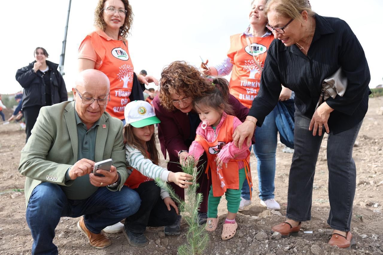 Didim’de fidanlar toprakla buluşturuldu
