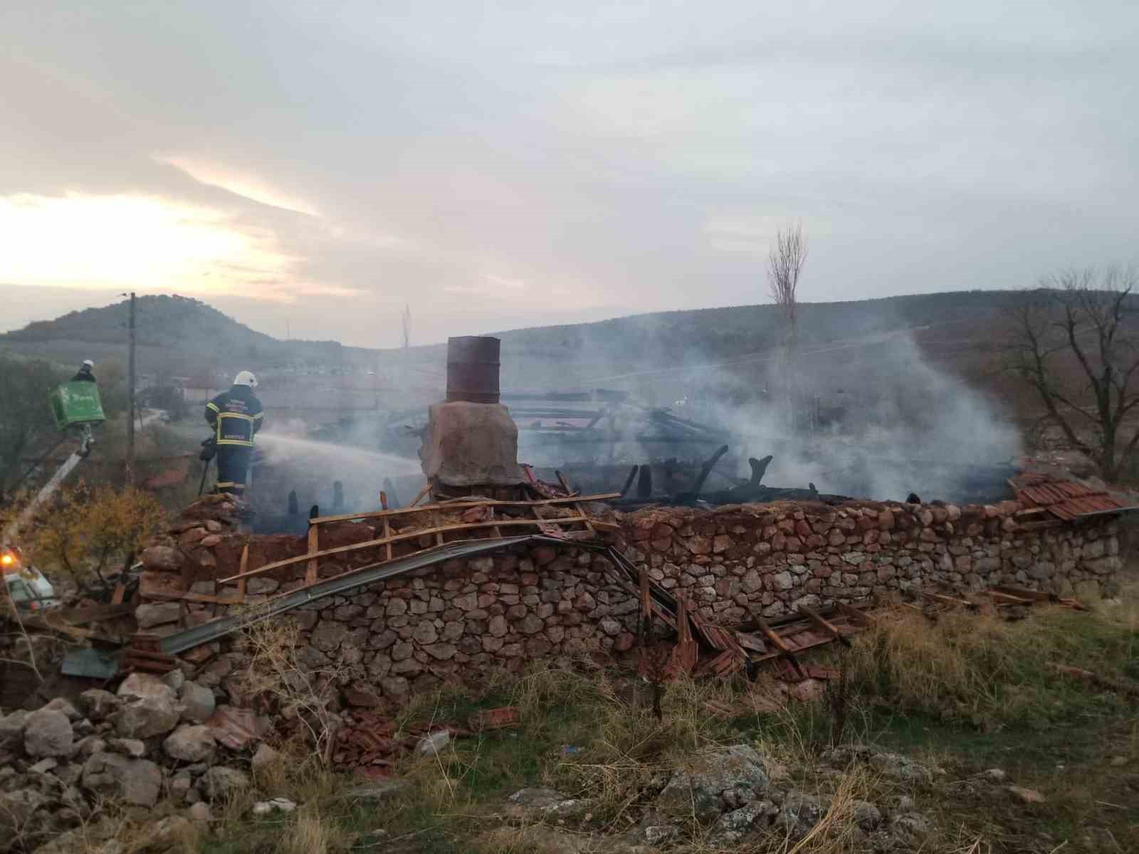Eski kıyafetleri tandırda ateşe verdi, &ccedil;atı alev alev yandı

