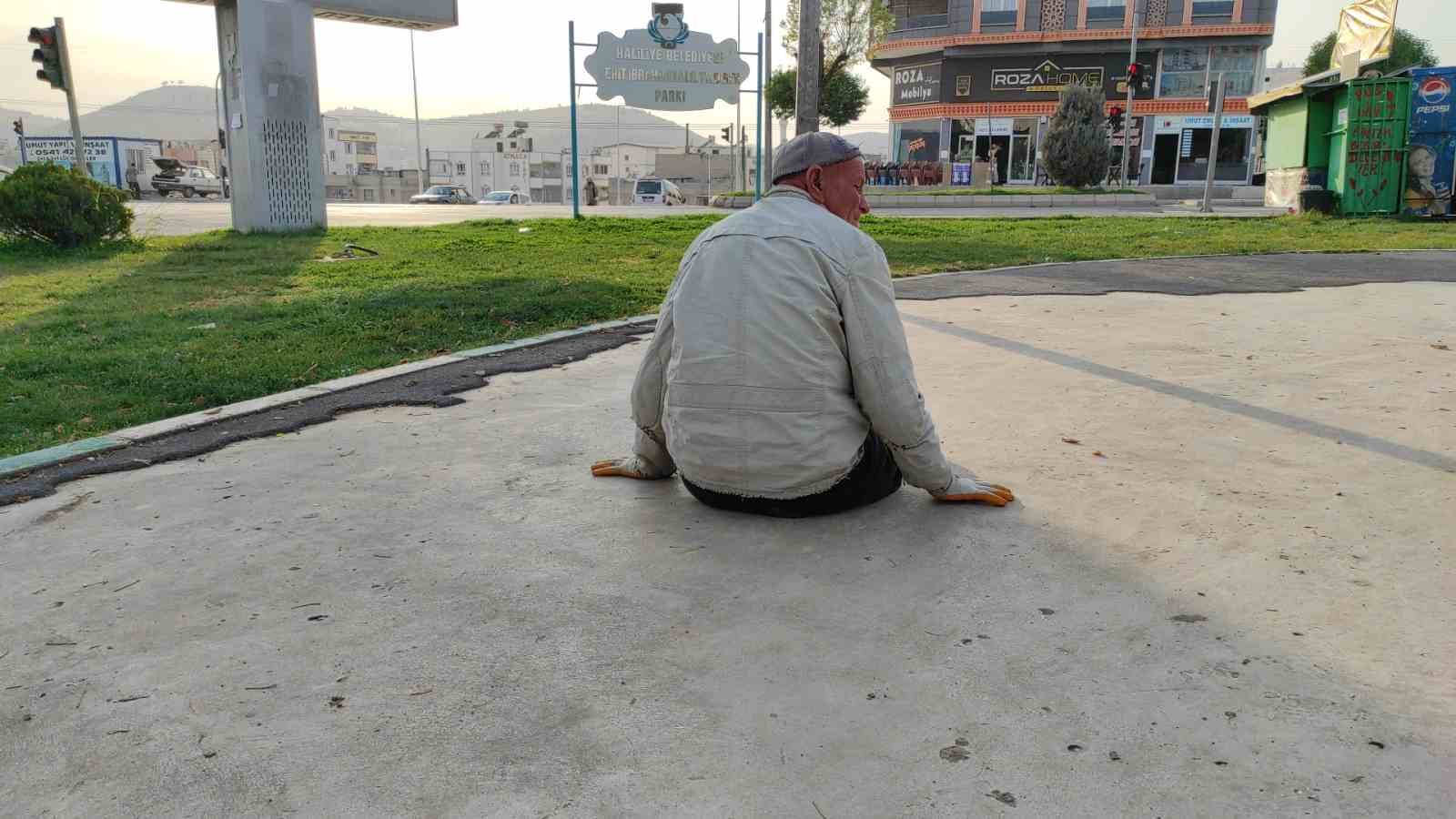 Engelli yaşlı adam sürünerek yaşıyor
