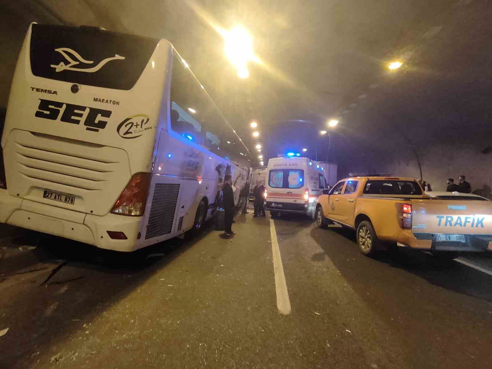 Osmaniye&rsquo;de otob&uuml;s ile tır &ccedil;arpıştı: 5 yaralı
