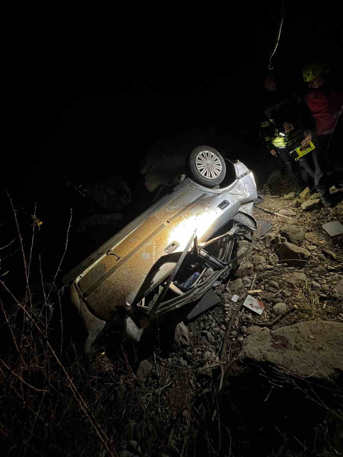 Otomobil 200 metre y&uuml;kseklikten vadiye u&ccedil;tu: 1 &ouml;l&uuml;
