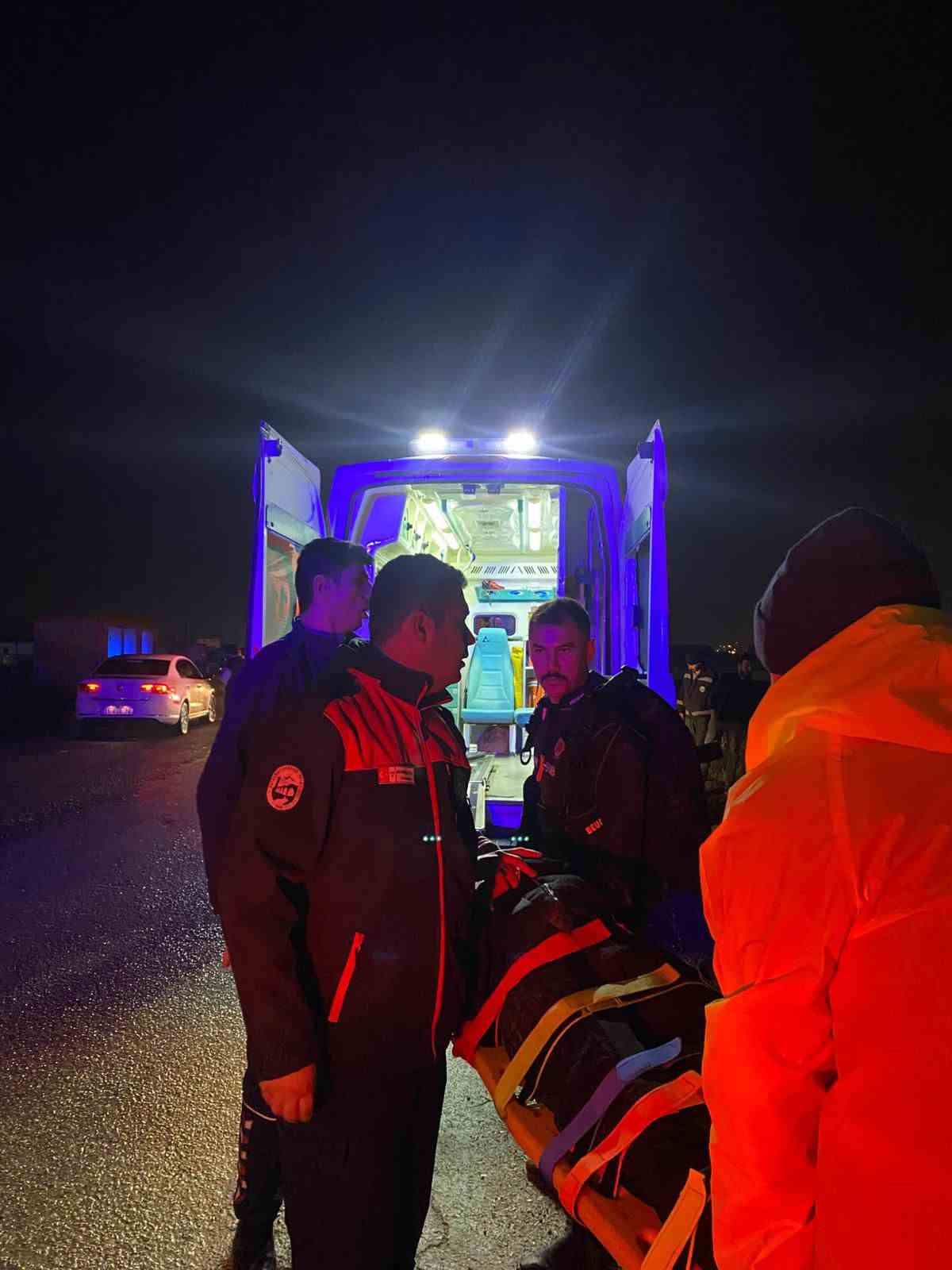 Ka&ccedil;ak g&ouml;&ccedil;men taşıyan otomobil Asi Nehri&rsquo;ne u&ccedil;tu: 9 yaralı
