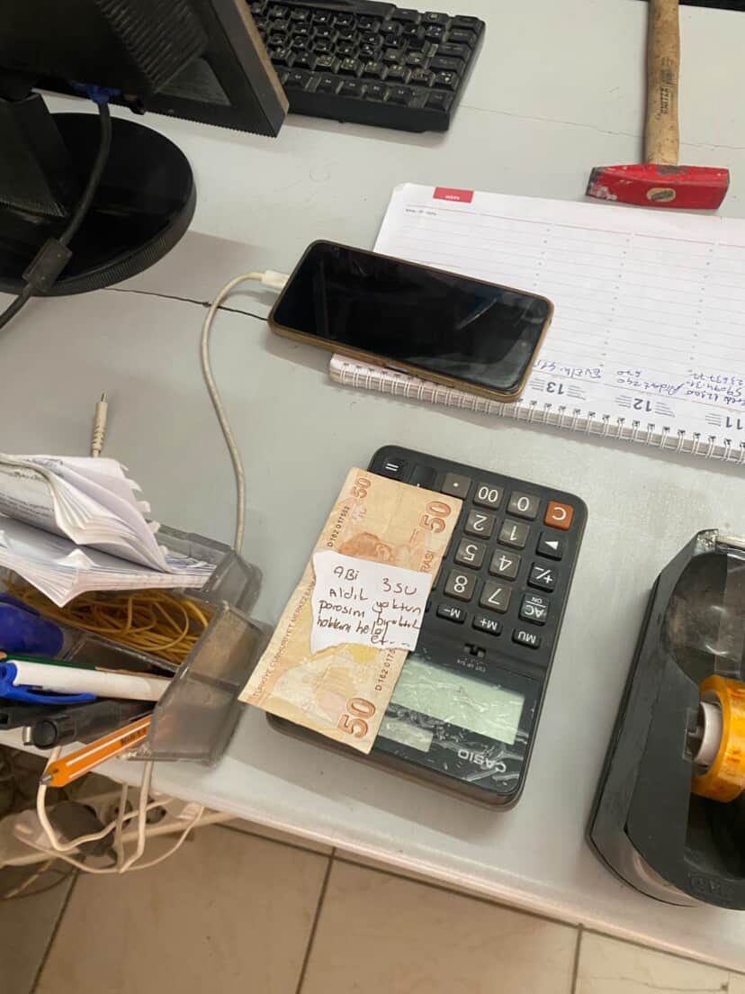 Su alan gen&ccedil;lerin 50 TL ile birlikte bıraktıkları &lsquo;hakkını helal et&rsquo; notu esnafı duygulandırdı
